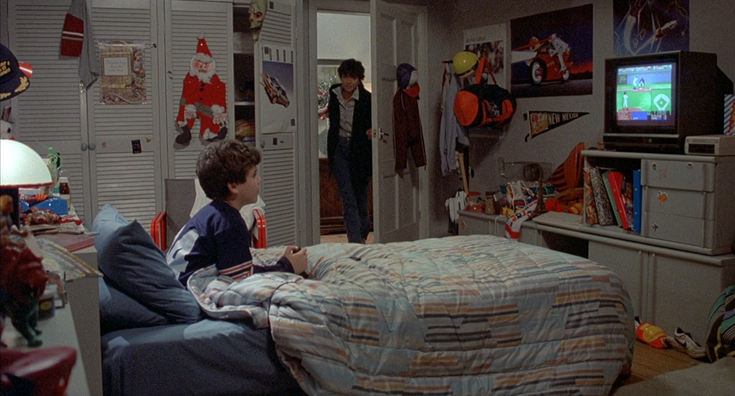 Fred Savage juega a *HardBall!* en su C64C antes de que su abuelo comience a leerle el cuento. Fred Savage juega a *HardBall!* en su C64C antes de que su abuelo comience a leerle el cuento.