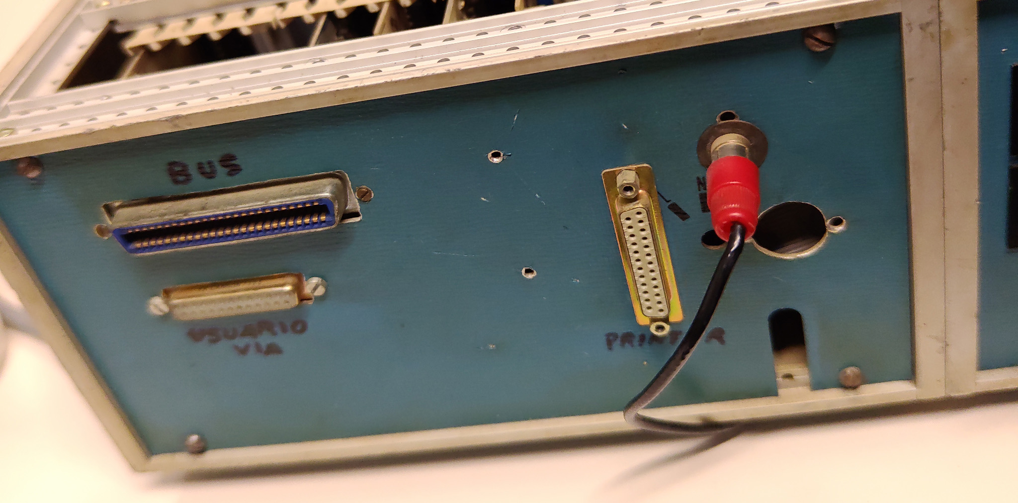 Detalle del panel trasero y conexiones del Junior Computer